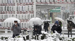 Обилен снеговалеж причини смъртта на 17 души в Япония над