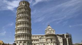 Наклонената кула в Пиза постепенно се изправя благодарение на стабилизиращите