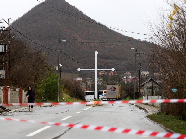 Сърбите днес издигнаха нови пътни блокади в Северно Косово, отхвърляйки