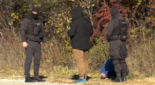 Мигрант е прострелян случайно от ловци на границата със Сърбия