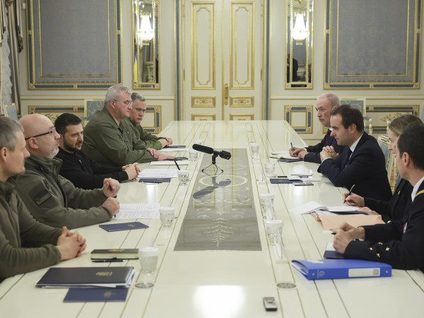 Днес министърът на отбраната на Франция обеща по-нататъшна военна подкрепа