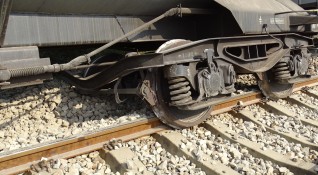 Вагон от товарен влак с фосфорна киселина е дерайлирал край