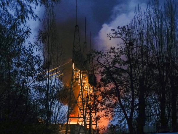 Взривове отекнаха днес в няколко украински града, след като по-рано