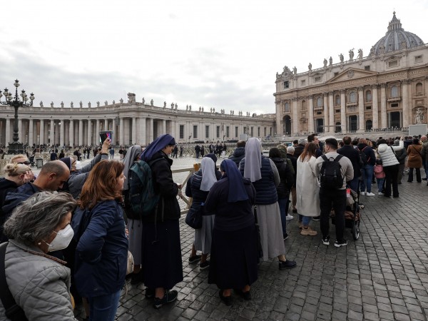 Десетки хиляди хора се поклониха пред тленните останки на папа