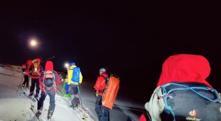 Късно в понеделник планинските спасители успяха да свалят от Пирин
