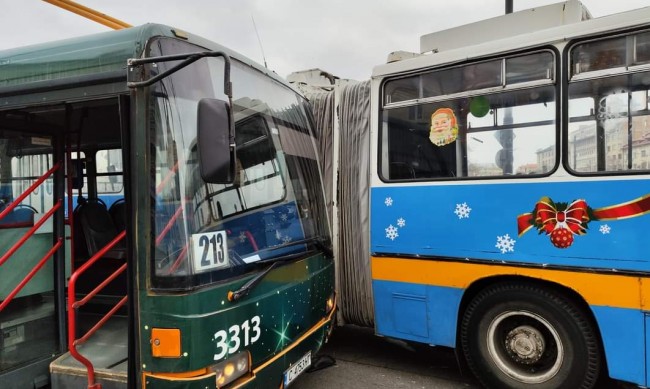 Тролейбус и автобус се удариха на "Лъвов мост"