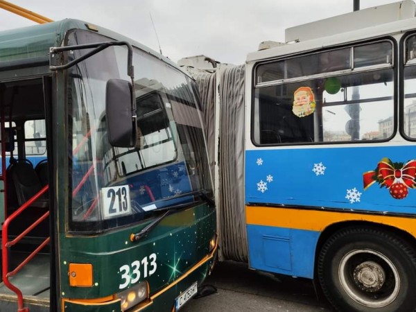 Украсен коледно тролейбус и автобус №213 са се ударили на
