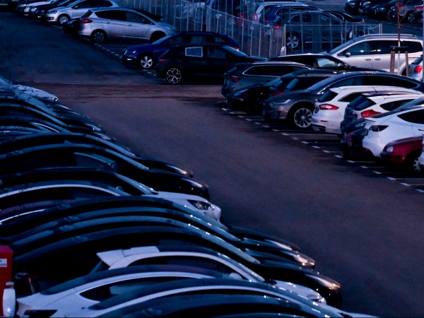 Продажбите на нови автомобили във Великобритания са се понижили през