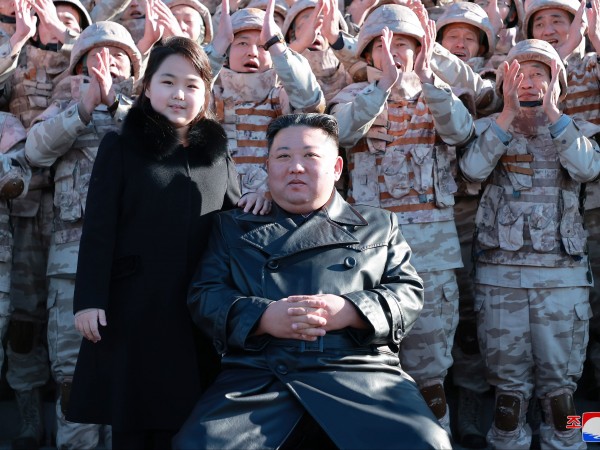Севернокорейските държавни медии не разкриха много за младото момиче с