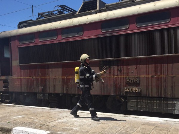 Локомотив на пътнически влак се е запалил край Мездра, съобщиха