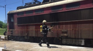 Локомотив на пътнически влак се е запалил край Мездра съобщиха