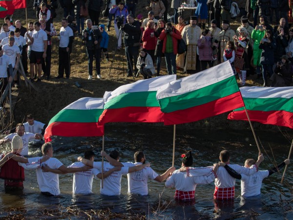 Снимка: Димитър Кьосемарлиев, Dnes.bgСтотици мъже скочиха в реки, шадравани и