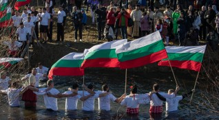 Снимка Димитър Кьосемарлиев Dnes bgСтотици мъже скочиха в реки шадравани и