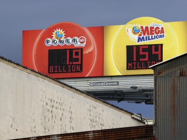 Джакпотът в американската лотария достигна 1.1 млрд. долара, съобщи Форбс.