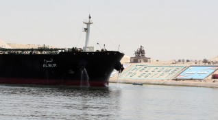 Товарен кораб заседна тази сутрин в Суецкия канал и затрудни