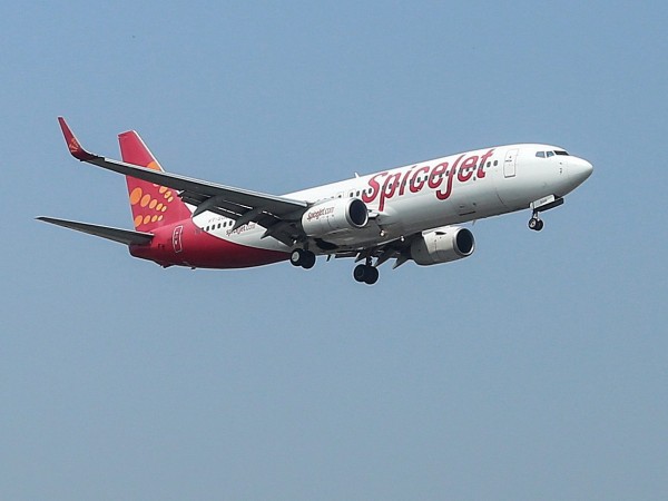 Авиационният регулатор в Индия проучва случай, в който самолет е