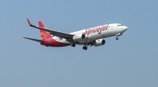 Авиационният регулатор в Индия проучва случай в който самолет е