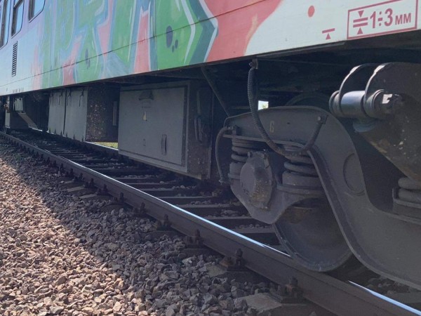 Най-малко 15 души бяха ранени днес при дерайлиране на влак