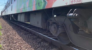 Най малко 15 души бяха ранени днес при дерайлиране на влак