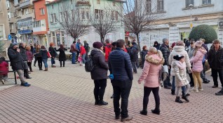 За трети пореден ден жители на село Бузовград и населени