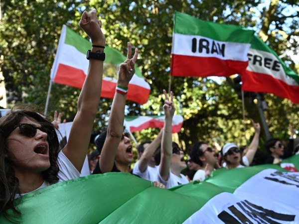 Репресиите срещу протестиращите в Иран не спират, но това не