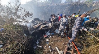 Най малко 44 души са загинали в самолетната катастрофа в Непал