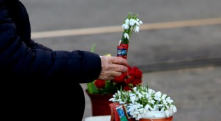 Лидерът на БСП Корнелия Нинова излиза с букет от рози