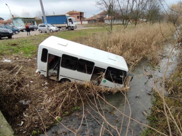 Пътнически автобус падна в река край Сливен, информира bTV. Инцидентът