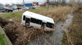 Пътнически автобус падна в река край Сливен информира bTV Инцидентът