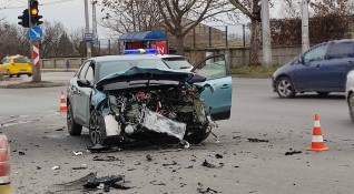 Четирима души пострадаха при катастрофа между две коли в Сливен