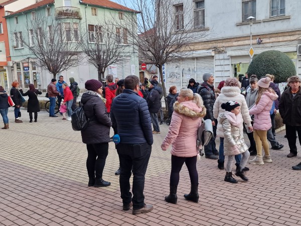 За пореден ден жители на казанлъшкото село Бузовград протестираха срещу