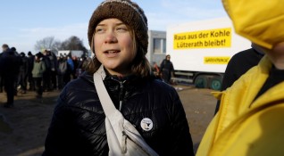 Германски полицаи арестуваха шведската екоактивистка Грета Тунберг Това стана при откритата