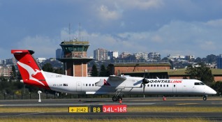 Самолет на авиокомпания Qantas пътуващ от Нова Зеландия за Сидни