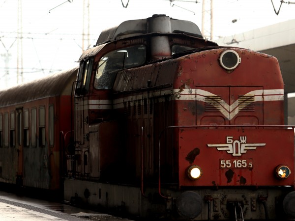 Локомотивът на пътническия влак от Брусарци за Лом се е