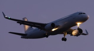 Самолетите кацат и излизат на летище София без проблеми към