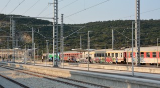 Движението на влаковете във Враца временно е било преустановено заради