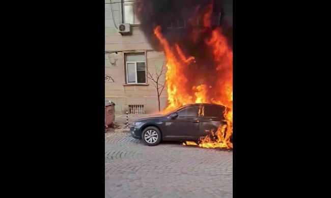 Кола пламна край Пирогов 