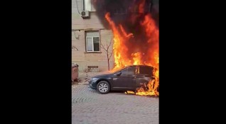 Автомобил е избухнал в пламъци на бул Пенчо Славейков в