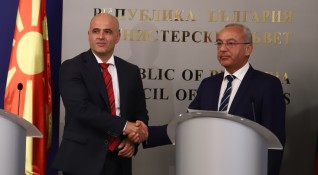 Министър председателят Гълъб Донев разговаря по телефона с македонския си колега