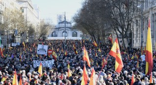 Хиляди граждани протестираха в Испания съобщи Ел Паис Демонстрацията се