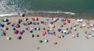 Граждани и туристи отидоха на плаж в Анталия съобщи агенция