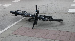 Жена блъсна с автомобила си колоездач в Шумен информира БТА