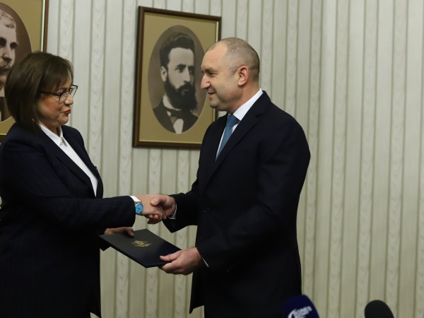 Лидерът на БСП Корнелия Нинова върна папката с неизпълнен мандат