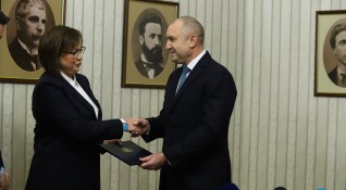 Лидерът на БСП Корнелия Нинова върна папката с неизпълнен мандат