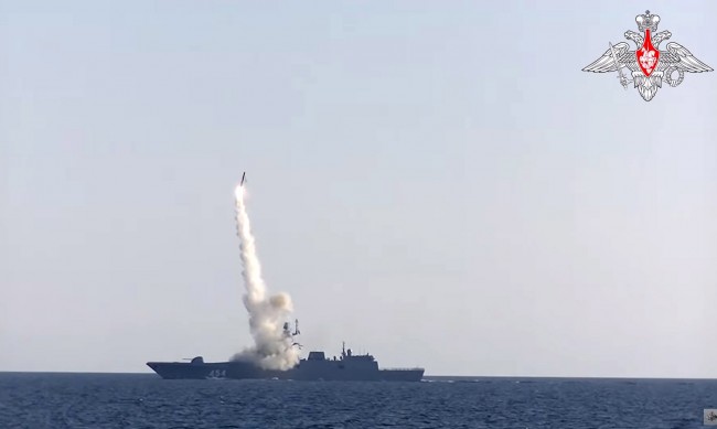 Руската фрегата "Адмирал Горшков" тренира стрелба с "Циркон"