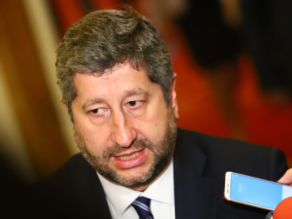 Лидерът на ДБ Христо Иванов потвърди, че десните водят преговори