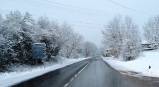 След продължаващия от часове снеговалеж в Смолянска област са въведени
