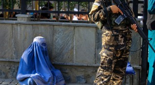 Талибаните в събота потвърдиха забраната наложена през декември за висше