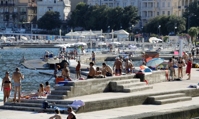150 евро глоба за разходка по бански в хърватски град