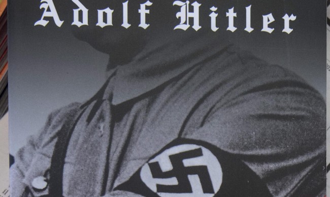 Приложение позволява да си пишем с исторически личности, включително с Хитлер 